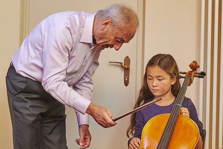 Professor Gotthard Popp beim Violoncello