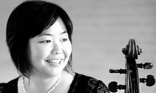 Mika Tamura mit Violoncello