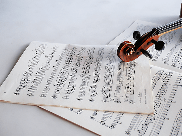 Notenblätter vom Violinenunterricht