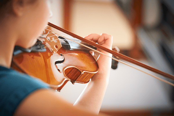 Kind beim Violinenspiel